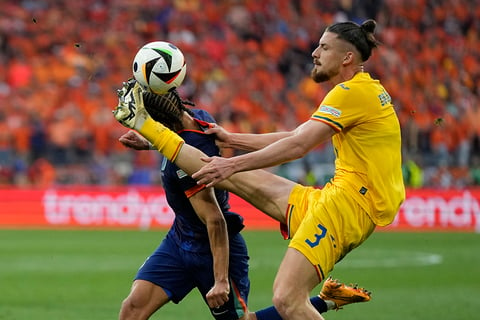 Radu Dragusin and Xavi Simons fight for the ball 